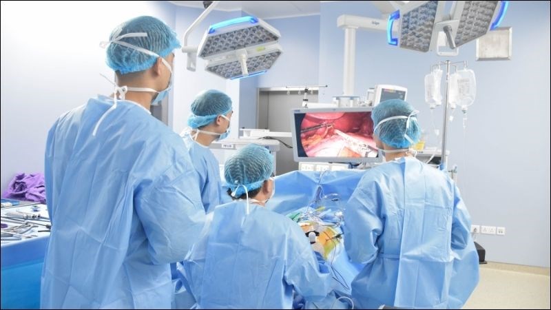 Bạn nên ngừng uống nước dừa khoảng 2 tuần trước cuộc phẫu thuật