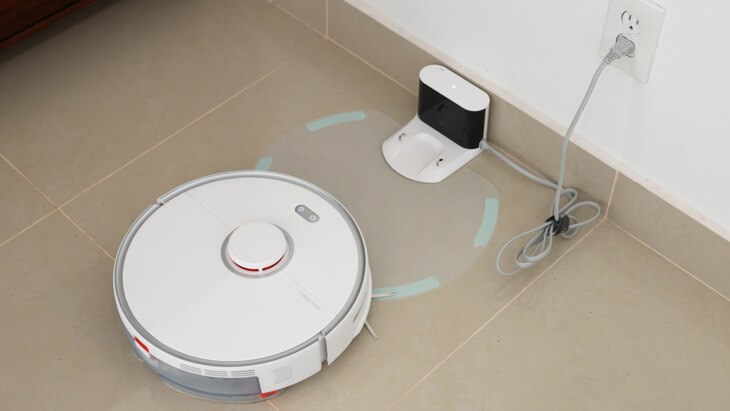 Bạn nên bố trí đế sạc ở gần vị trí của robot hút bụi Xiaomi và đảm bảo không có vật thể nào chắn ngang