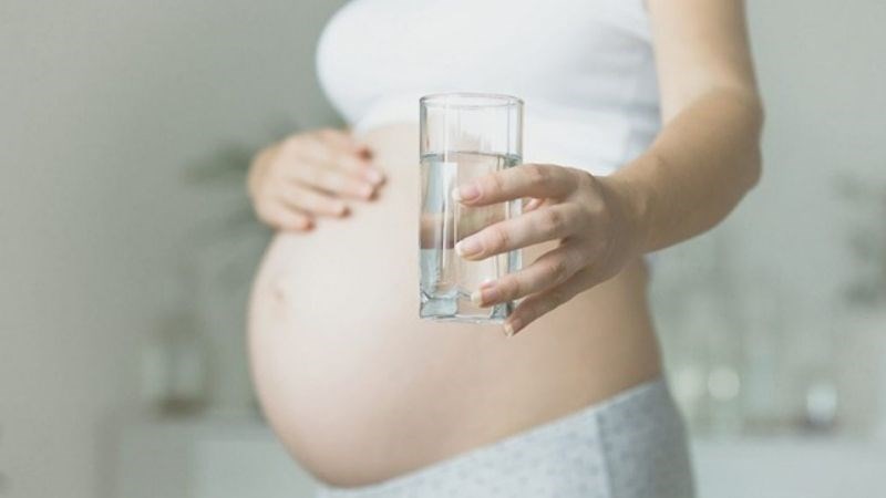 Uống nước khi chuyển dạ nhằm đáp ứng nhu cầu phát triển của em bé và cơ thể