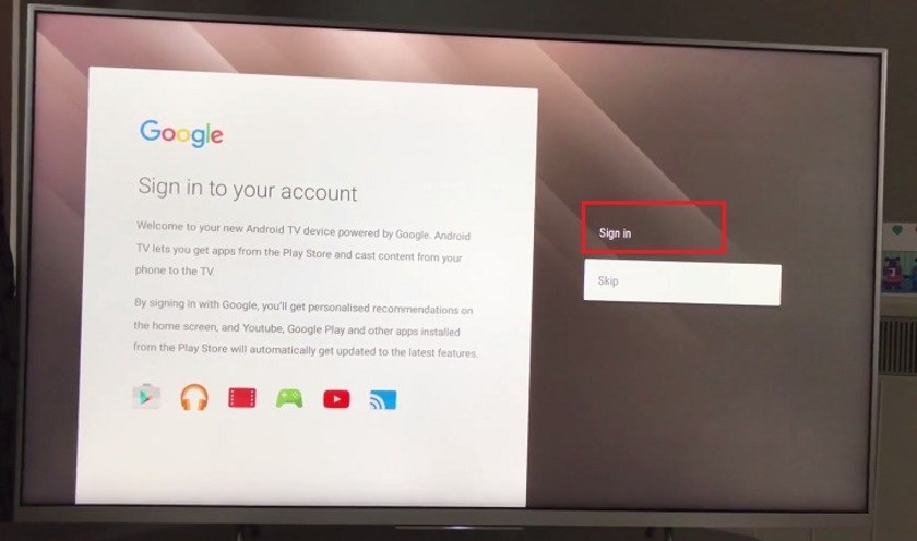 Hãy đăng nhập bằng thông tin tài khoản Google trên tivi rồi nhấn Enter trên điều khiển từ xa để hoàn tất quá trình