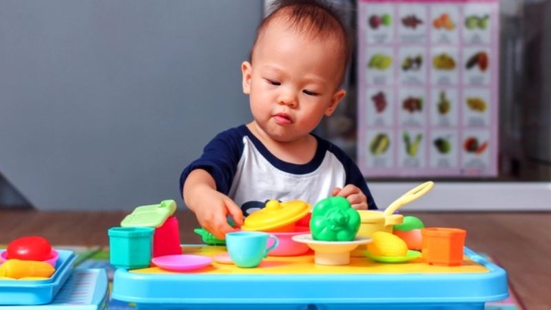 Sử dụng baking soda thay các hóa chất mạnh để làm sạch đồ chơi cho trẻ