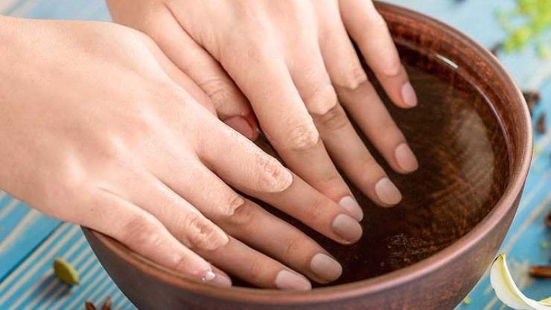 Baking soda không chỉ làm sạch móng tay mà còn làm mịn phần da quanh nó