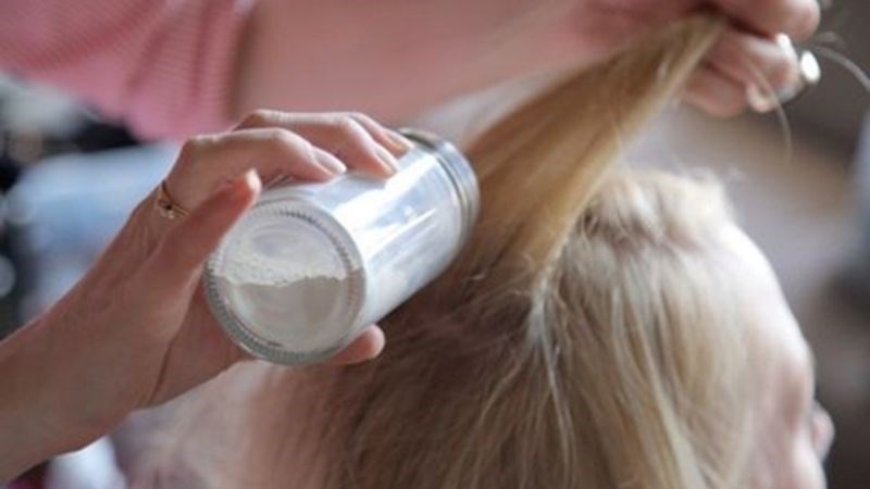 Baking soda giúp hấp thụ dầu thừa trên tóc hiệu quả