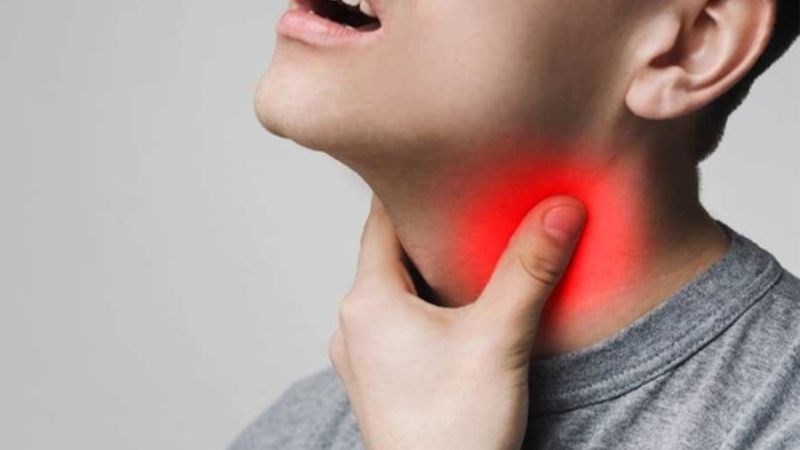 Súc miệng nước muối sau nhổ răng khôn có thể giảm nguy cơ viêm họng
