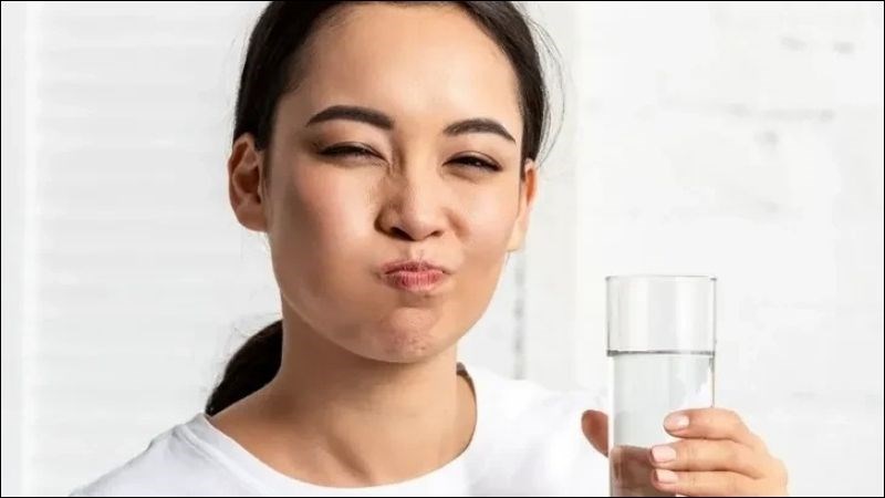 Bạn nên súc miệng nước muối sau nhổ răng khôn từ 6 - 24 giờ để tránh chảy máu