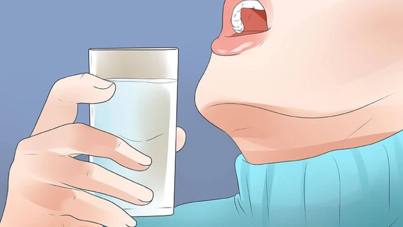 Bạn cần súc miệng bằng muối sinh lý đều trong khoang miệng 