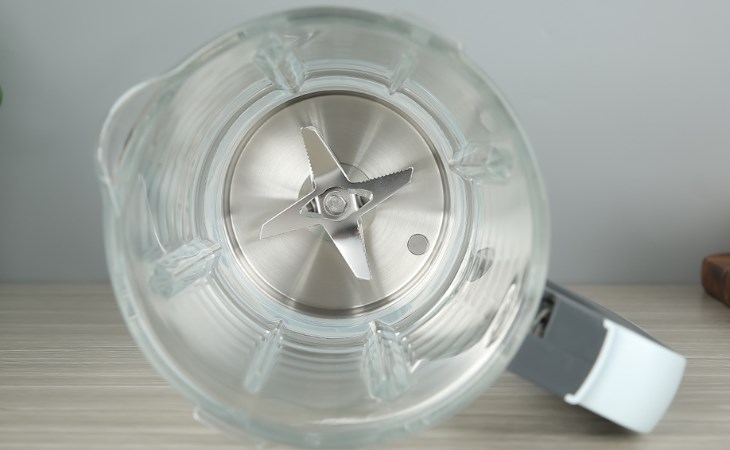 Máy làm sữa hạt Mishio MK316 có bộ lưỡi dao 2 tầng với tổng 6 cánh giúp xay nhuyễn thức ăn nhanh chóng