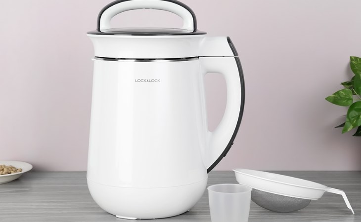 Máy làm sữa hạt đa năng Lock&Lock EJS226 có dung tích 1.3 lít, phù hợp dùng để nấu sữa, nấu cháo cho gia đình có trẻ nhỏ