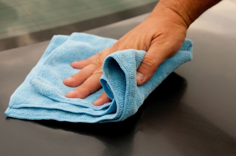 Một cách khác để tái sử dụng nước thải xám là dùng để giặt giẻ lau, khăn lau chùi