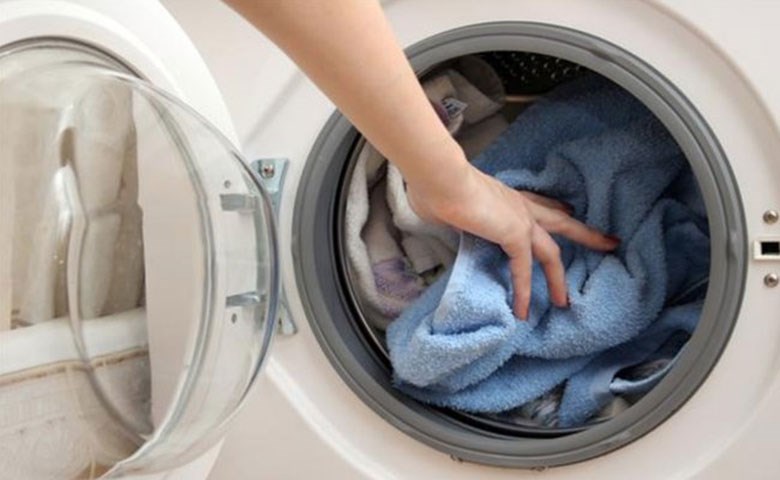Giũ phẳng quần áo có diện tích lớn trước khi giặt sẽ giảm được rung lắc và tăng tốc độ sấy