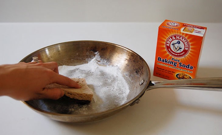 Sử dụng baking soda để làm sạch vết gỉ sét từ nồi chảo là cách an toàn và không gây hư hỏng bề mặt chảo