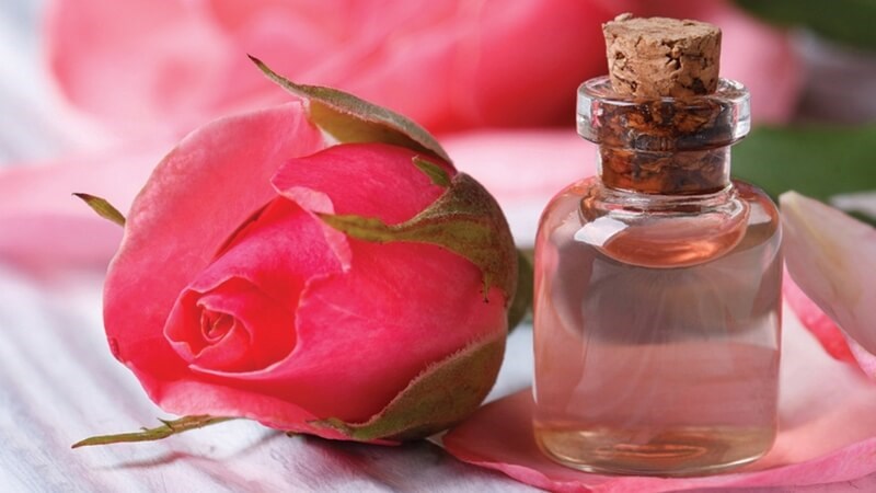 Sự kết hợp giữa nước hoa hồng và soda giúp làm sáng vùng da nách