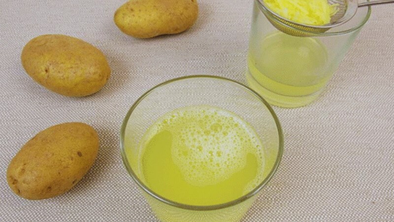 Nước ép khoai tây giúp mang lại một vùng nách trắng sáng
