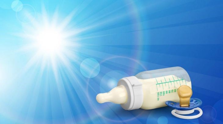 Tránh để sữa mẹ tiếp xúc với ánh sáng mặt trời vì có thể làm biến đổi các chất trong sữa, gây hại cho hệ tiêu hóa của trẻ  