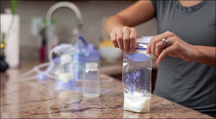 Mẹ nên cho bé dùng sữa mẹ đã vắt trong ngày nếu như không sử dụng tủ lạnh để bảo quản