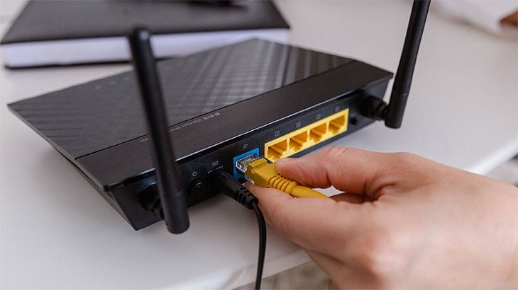 Bạn kiểm tra xem dây router có được cắm đúng cách không 