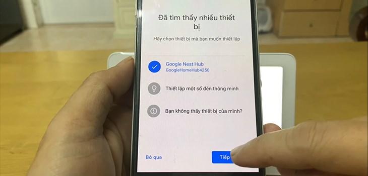 Khi màn hình đề xuất thiết bị mà bạn muốn thiết lập, bạn nhấp chọn Nest Hub Max