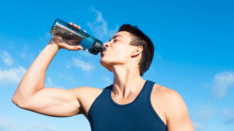 Uống nước trước hay sau bữa ăn đều tốt, quan trọng là uống đủ nước mỗi ngày