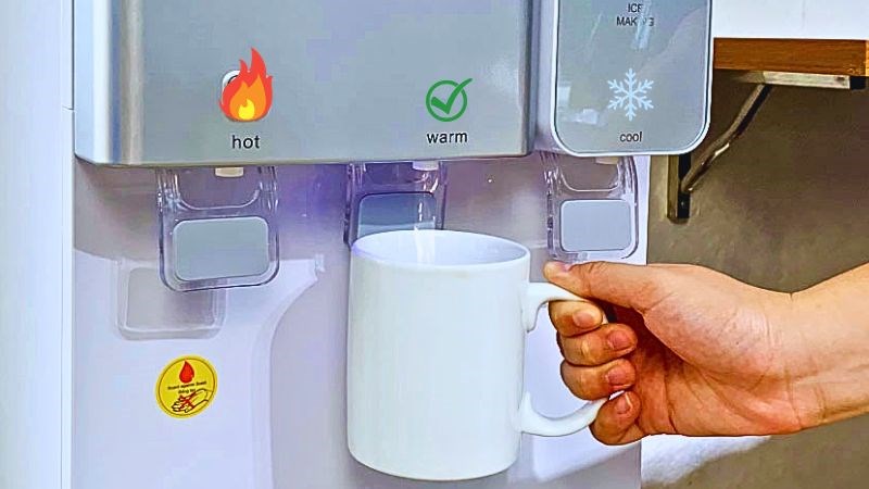 Bạn không nên uống nước quá nóng hoặc quá lạnh vào buổi sáng