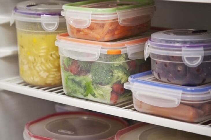 Dùng các hộp đựng thực phẩm để bảo quản thức ăn thừa sẽ giúp bạn tránh lãng phí