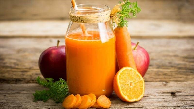 Nước detox từ cà rốt và trái cây yêu thích