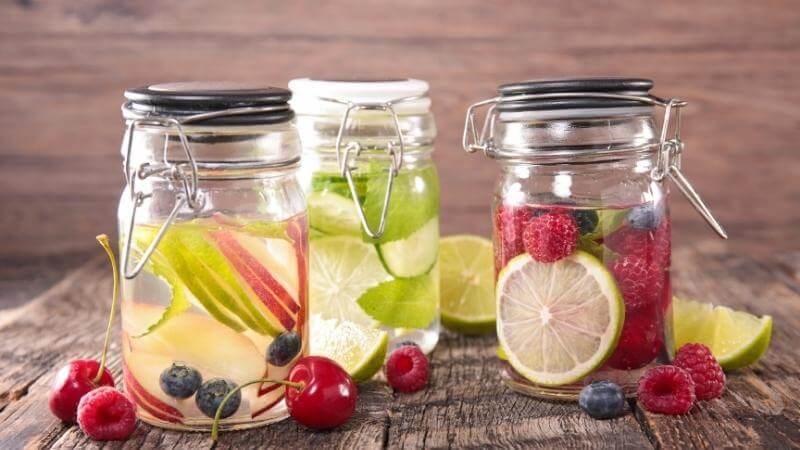 Nước detox nên được bảo quản trong các chai lọ thủy tinh