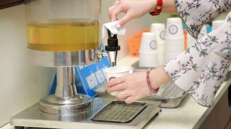 Dùng trà đường khi chờ đợi hiến máu Bạn có thể dùng trà đường, bánh kẹo khi chờ đợi hiến máu