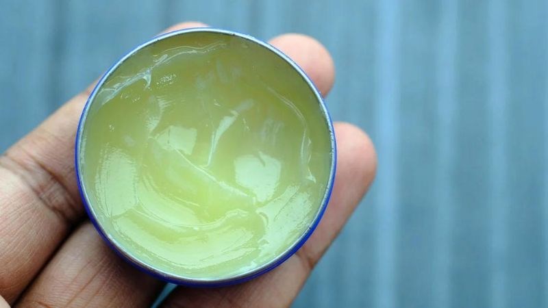 Bạn không nên sử dụng vaseline hoặc dầu dừa làm chất bôi trơn khi quan hệ