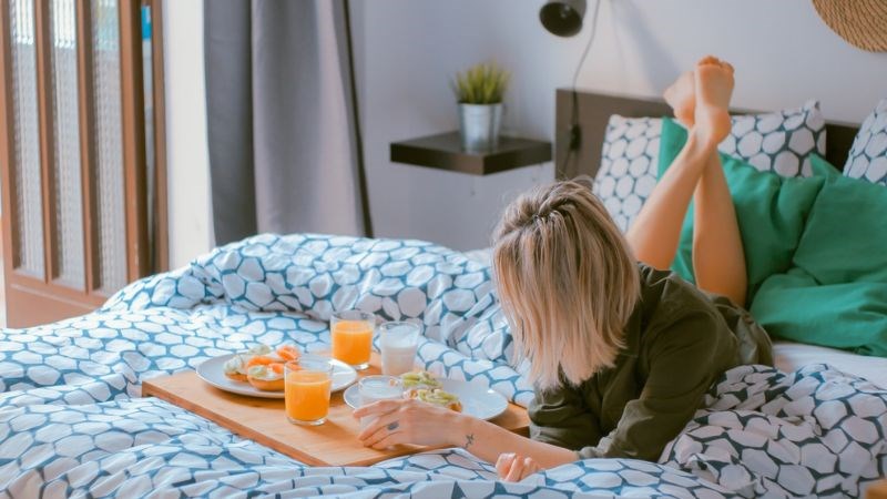 Bạn nên nghỉ ngơi và ăn uống đầy đủ sau khi hiến máu để cơ thể nhanh hồi phục