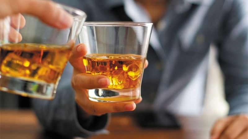 Bạn không nên uống rượu, bia hoặc dùng chất kích thích sau khi hiến máu