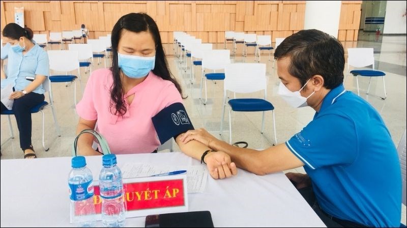 Bạn sẽ được khám sức khỏe sơ bộ để đảm bảo đủ điều kiện tham gia hiến máu