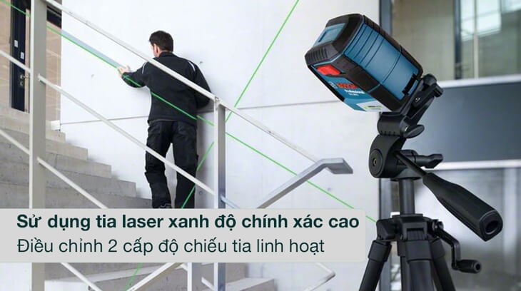 Máy cân mực laser Bosch GLL 30 G sử dụng tia laser ánh sáng xanh cho độ hiển thị rõ nét và chính xác cao, thích hợp đặt ở ngoài trời