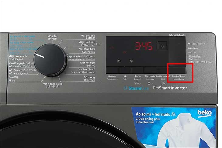 Nhấn nút Start/Pause trên máy giặt để bắt đầu chương trình giặt