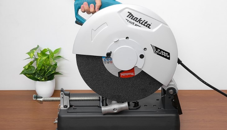 Máy cắt sắt Makita M2403B 2200W với chất liệu vỏ có khả năng chịu lực tốt và chống biến dạng