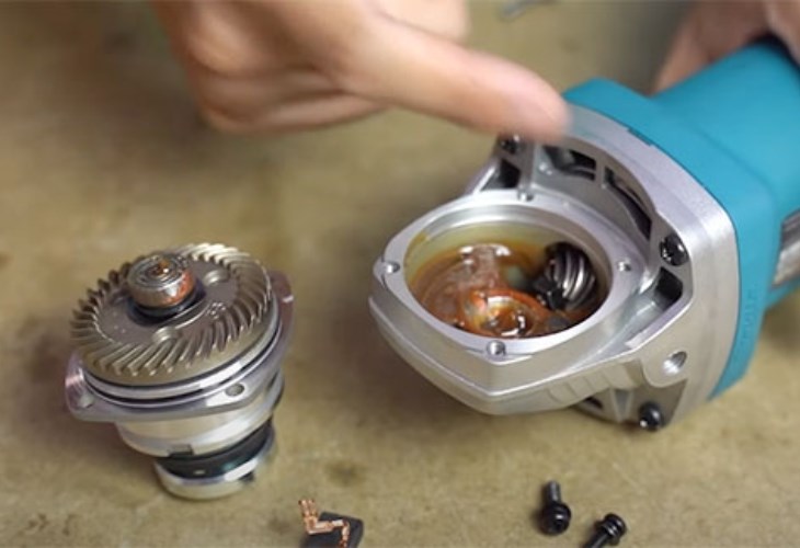 Nhông thường nằm ở đầu của trục máy mài