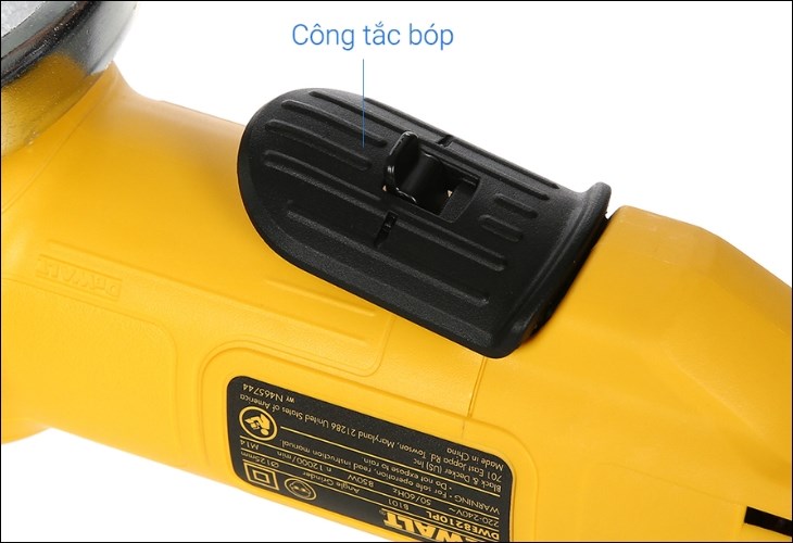 Nếu công tắc bị kẹt, máy mài góc Dewalt DWE8210PL-B1 850W sẽ không thể hoạt động được