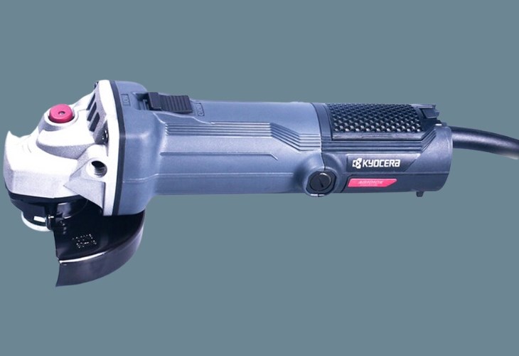 Khi các mảnh vụn bị kẹt trong đĩa mài, máy mài góc Kyocera AG1259 1010W sẽ bốc khói hoặc có mùi khét lúc hoạt động