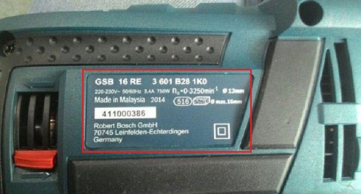 Đọc kĩ nhãn thông số trên máy khoan Bosch để sử dụng đúng công suất và tải trọng, tránh tình trạng quá tải khi dùng