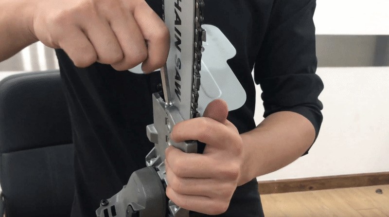 Bạn có thể sử dụng vít lục giác để điều chỉnh độ căng của lưỡi cưa 