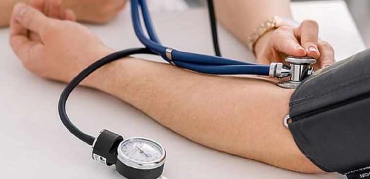 Đo huyết áp thường xuyên để dễ dàng kiểm soát tình trạng sức khỏe
