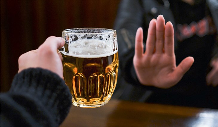 Bạn nên kiêng rượu bia để tránh việc huyết áp tăng cao
