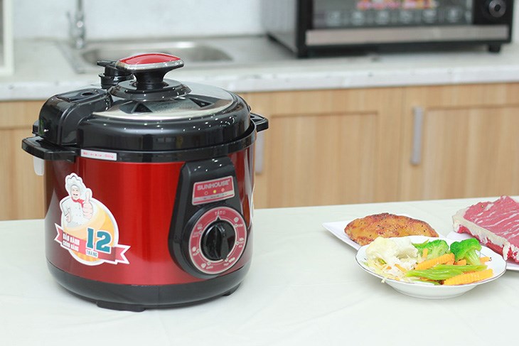 Nồi áp suất điện Sunhouse SHD-1552 5 lít hoạt động dựa trên lượng nhiệt năng lớn sinh ra từ mâm nhiệt và hơi nóng không thể thoát ra ngoài