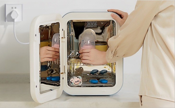 Dùng máy tiệt trùng bình sữa chuyên dụng để tiêu diệt vi khuẩn có trong bình sữa