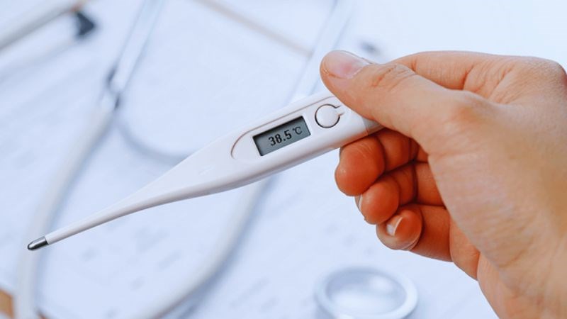 Khi nổi mụn nhọt mà xuất hiện sốt cao nên đến các cơ sở y tế để được thăm khám