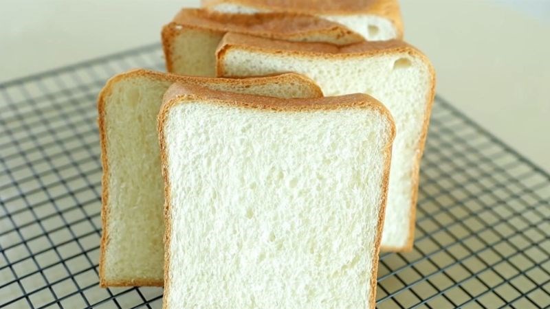 Bánh mì có thể hút bụi bẩn, bã nhờn trên da