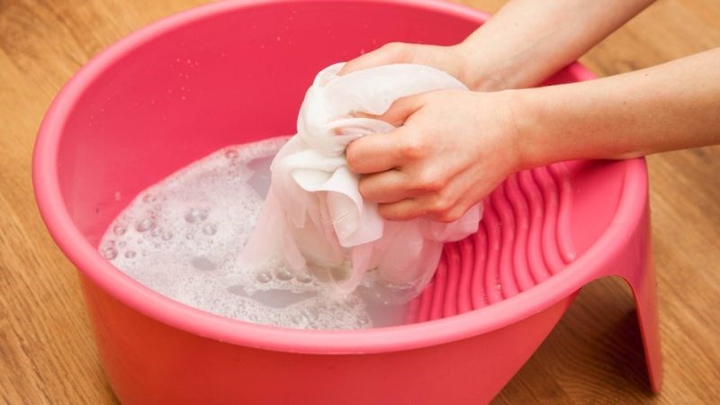 Nên giặt quần áo thường xuyên bằng nước nóng