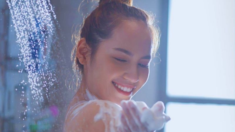 Tắm rửa thường xuyên giúp loại bỏ bớt con ghẻ trên da