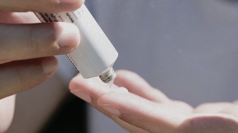 Bác sĩ có thể sẽ hướng dẫn bạn bôi thuốc vào ban đêm khi ghẻ hoạt động mạnh nhất