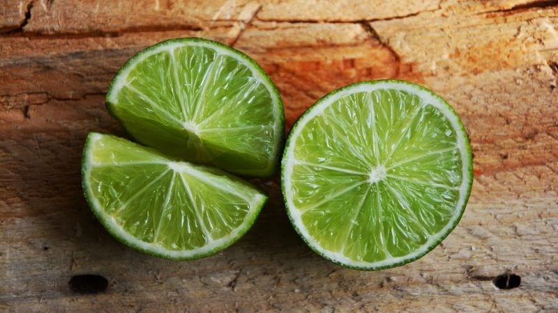 Axit citric trong chanh có tác dụng làm sạch da và sát trùng hiệu quả