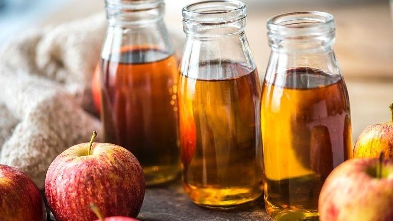 Giấm táo chứa axit acetic, có tác dụng khử trùng vết thương hiệu quả